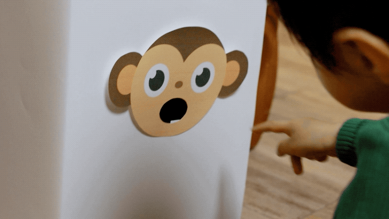 엄마표 동물 먹이주기 놀이로 소근육 발달하는 아이 모습