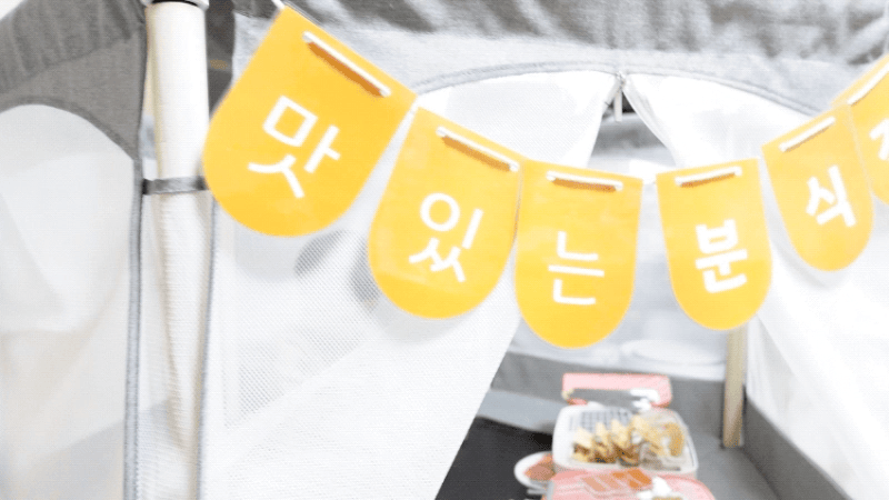 분식점 역할놀이 도안 준비 중인 아이 모습