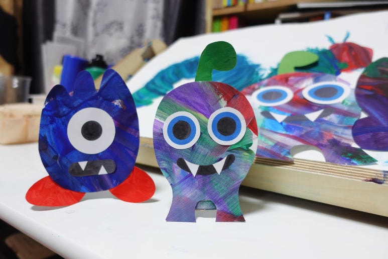 완성된 휴지심 몬스터 두 가지가 책상 위에 서 있는 모습