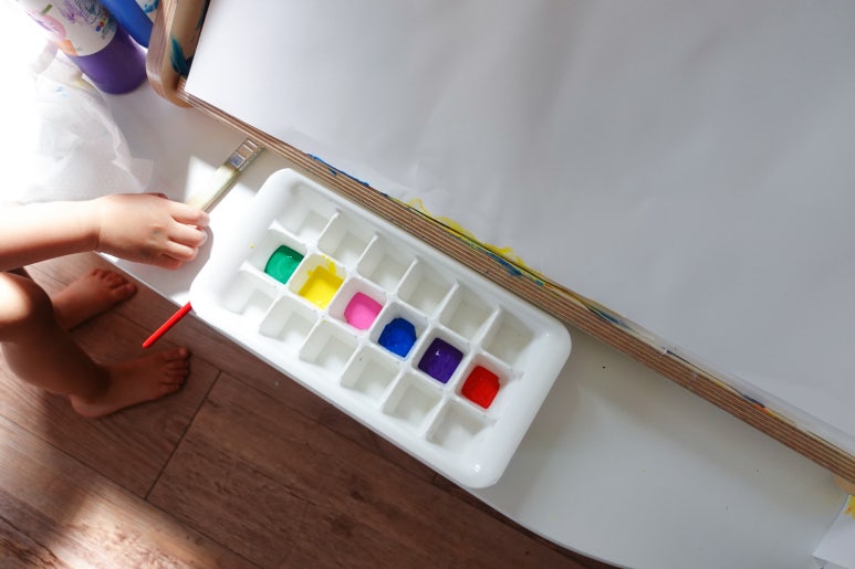 색색의 물감을 얼음 트레이에 담아 준비한 미술놀이 재료들