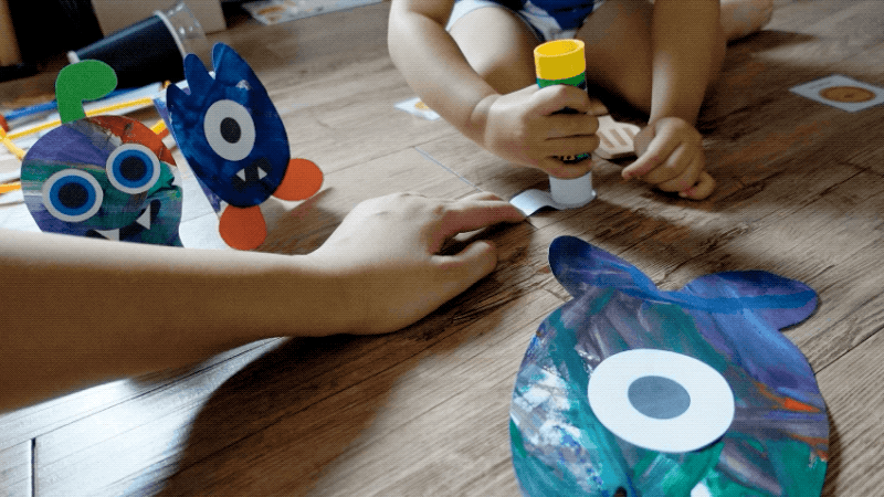 아이가 직접 풀칠하여 몬스터 몸통을 붙이는 순간